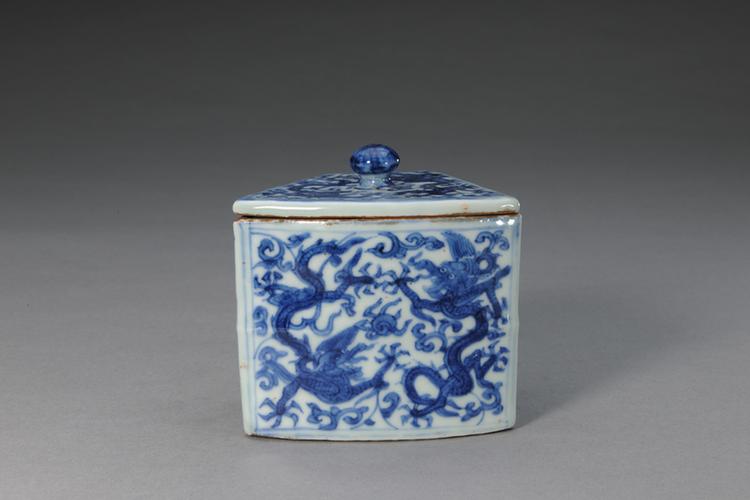 万历款青花扇形盖盒