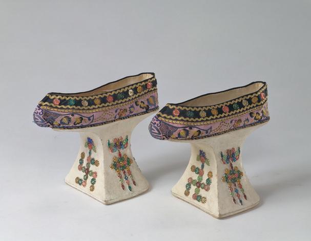 雪灰色绸绣花蝶纹花盆底夹鞋