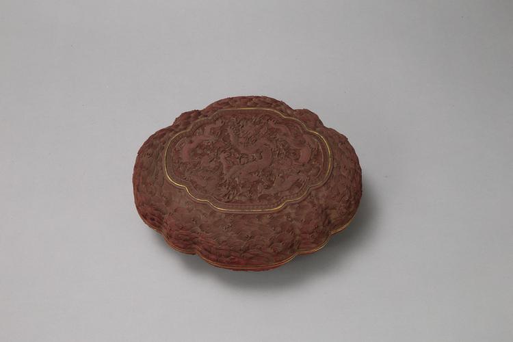 剔红三龙戏珠纹海棠式盒