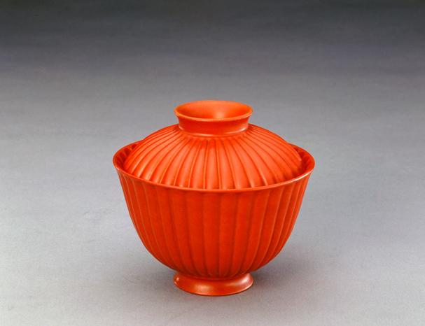 乾隆款仿朱漆菊瓣式盖碗