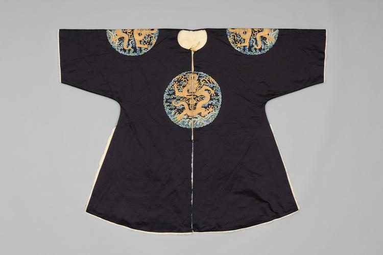 石青色缎绣四团彩云金龙纹银鼠皮衮服