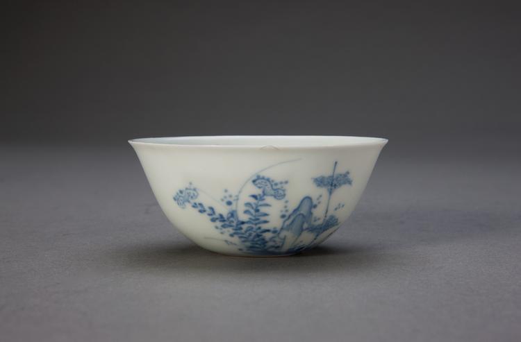 青花花蝶纹卧足小碗