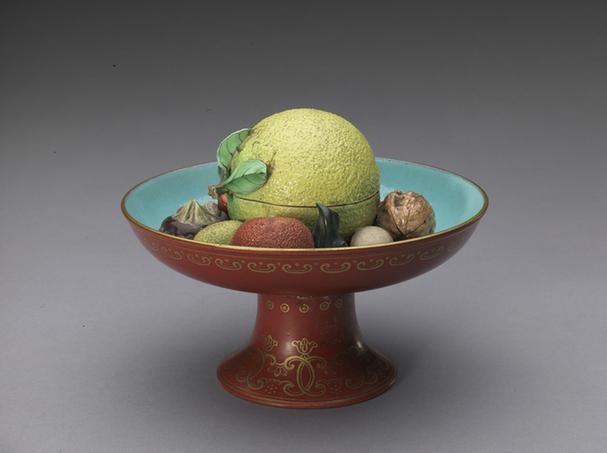 朱红地描金粉彩高足果盘