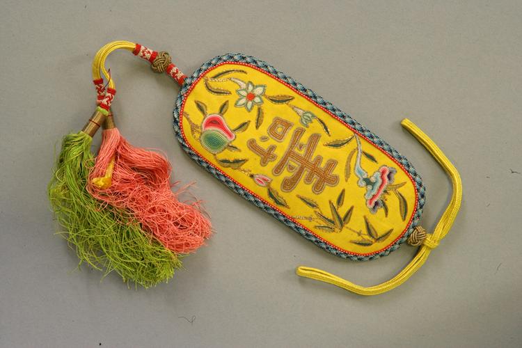 黄色缎锁绣灵仙祝寿纹活计-眼镜套