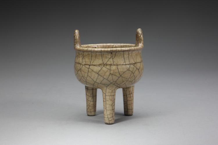 哥窑米黄釉双耳鼎式三足炉