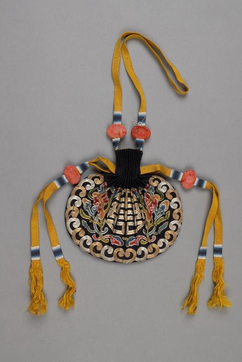 石青色缎平金银锁绣灵芝团寿纹椭圆荷包