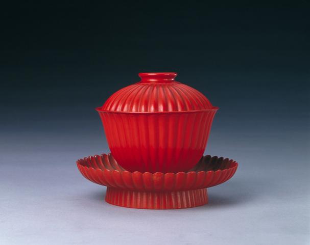 乾隆款脱胎朱漆菊瓣式盘