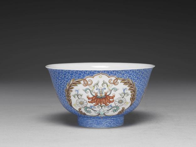 乾隆窑 珐瑯彩蓝地开光花卉小碗