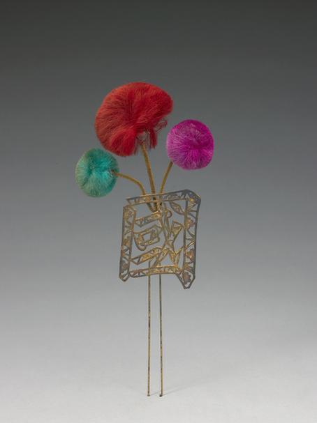 铜字镂空国泰民安绒球花