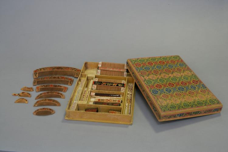 描金带彩黄杨木什锦梳具