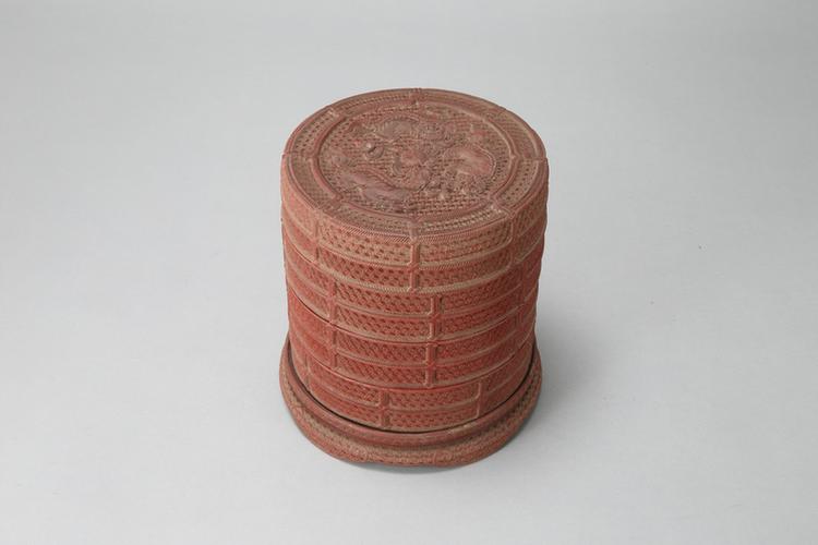 剔红三狮戏球图三层圆套盒