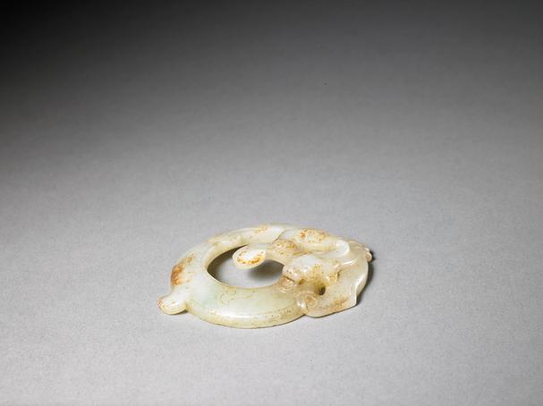 青玉镂雕蟠螭佩