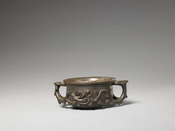 紫檀雕梅花纹双耳杯