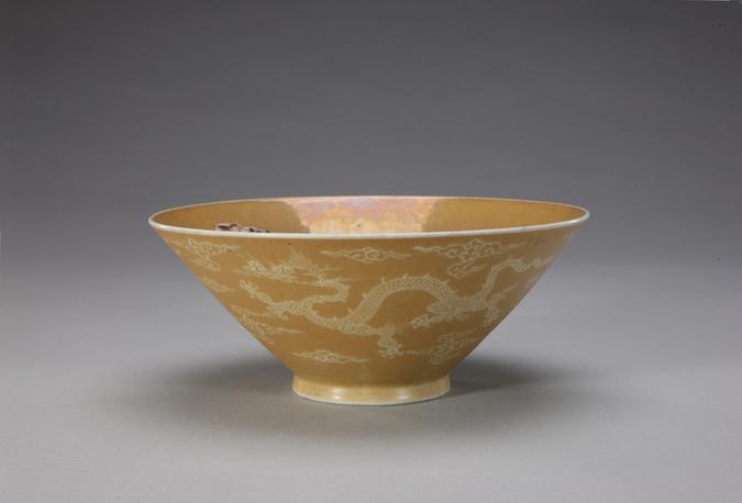 成化款米黄釉白云龙纹碗