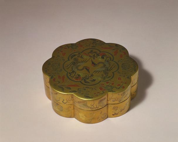 金漆花卉桃鹤纹梅花式盒