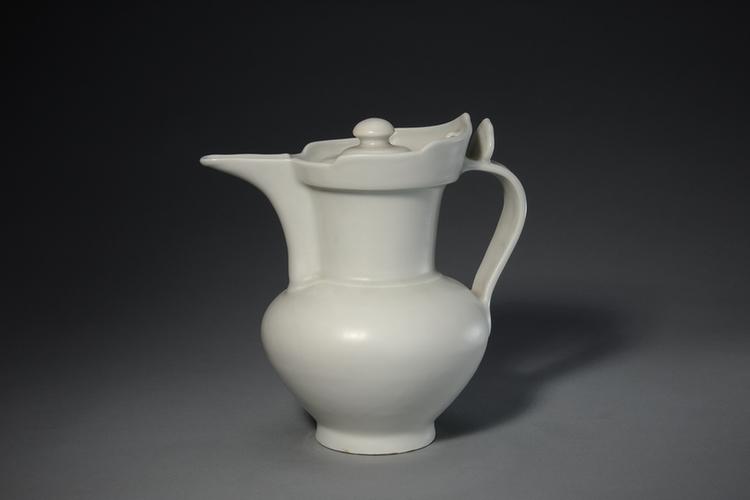 甜白釉带盖僧帽壶