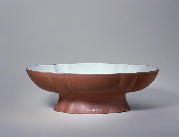 宜兴窑紫砂海棠式高足盘