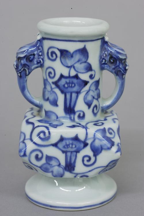 青花兽耳委角方瓶