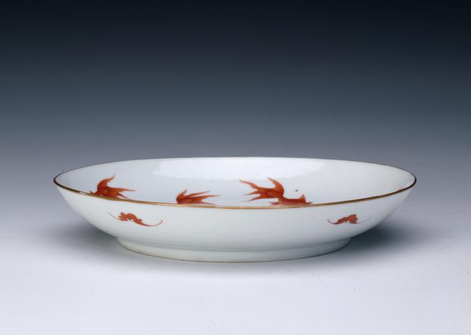 道光款白地矾红彩暗划海水鱼纹盘