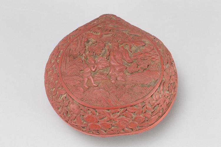 剔红八仙图桃式盒