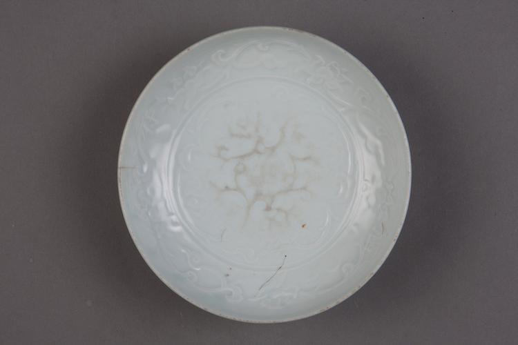 枢府铭卵白釉印花缠枝莲纹盘