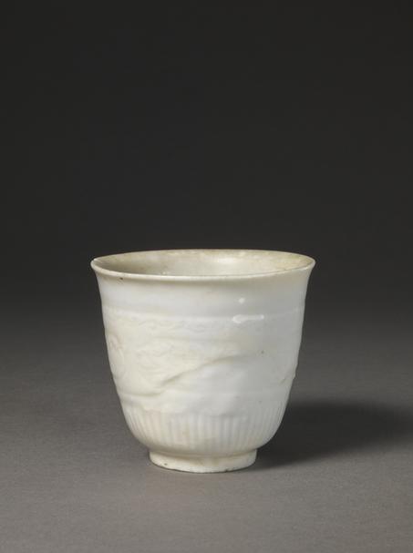 德化窑白釉暗划花纹杯