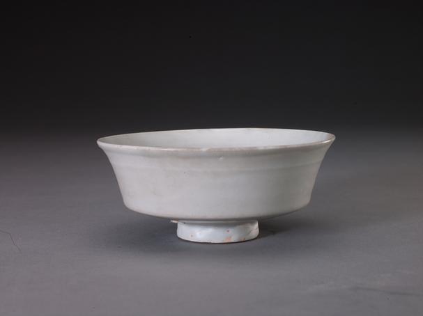 卵白釉印花缠枝莲纹盘