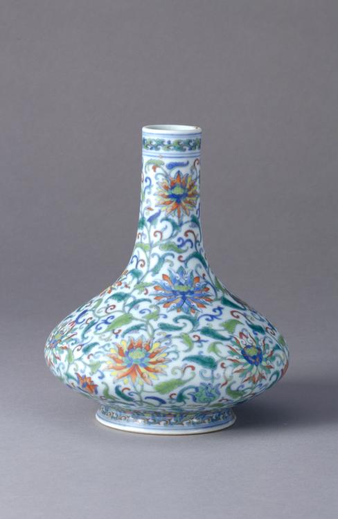 乾隆款斗彩缠枝莲纹荸荠扁瓶