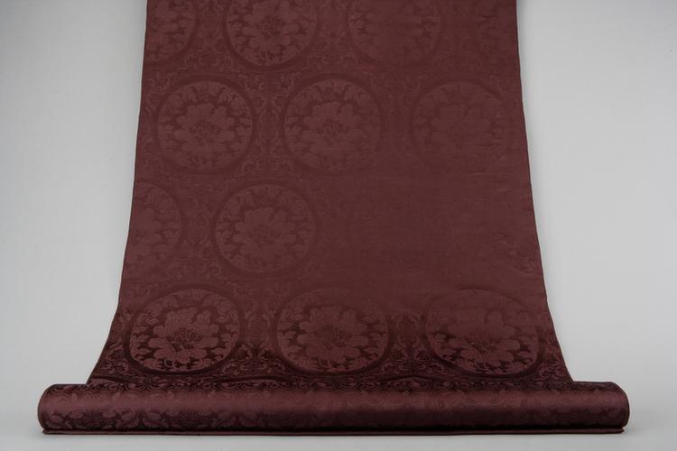 绛色蔓草团牡丹纹暗花缎