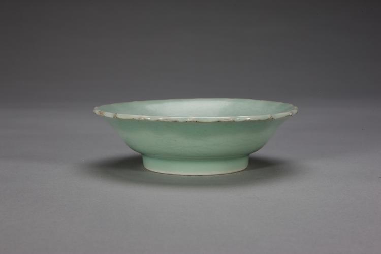康熙款冬青釉暗云纹花口盘