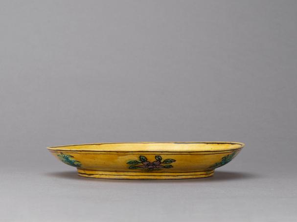 万历款黄地紫绿彩龙纹盘