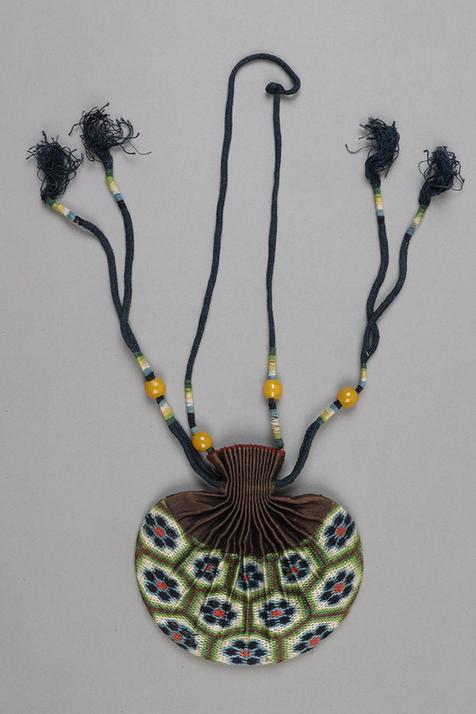 香色缎口铺绒朵花六角纹椭圆荷包