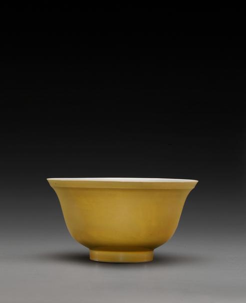 康熙款黄釉暗划云龙纹碗