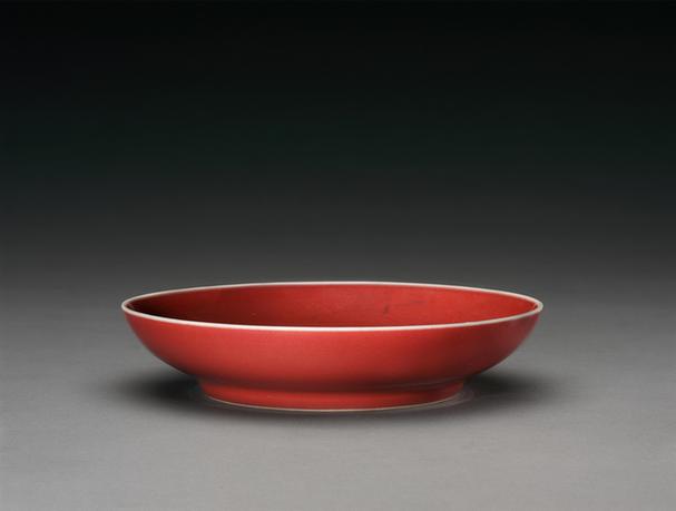 宣德款祭红釉暗朵云纹盘