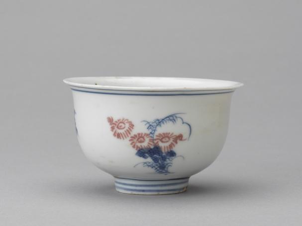 成化款青花釉里红折枝荷菊纹碗