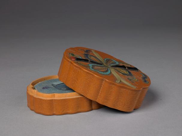 文竹云纹地嵌珐琅玉石暗八仙纹盒-嵌渔鼓纹盒