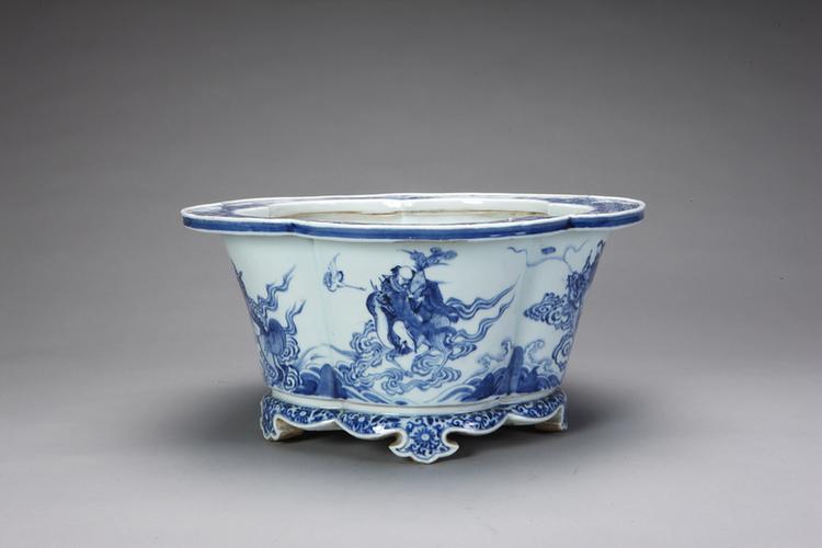 康熙款青花八仙图海棠式花盆