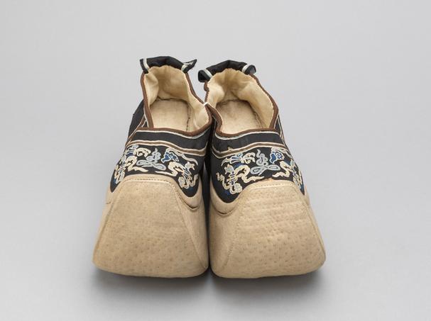 石青色缎盘绦必定如意纹皂鞋