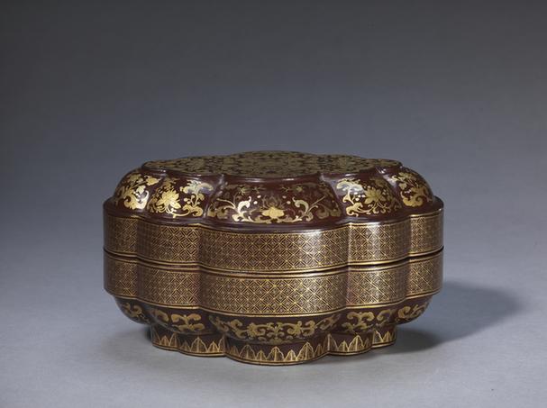 乾隆款紫漆描金缠枝莲纹云头式盒