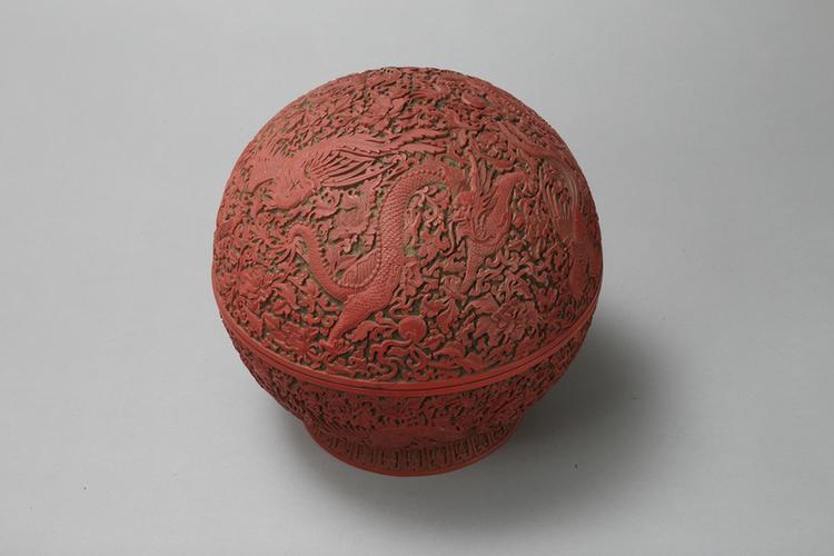 剔红龙凤纹球式盒