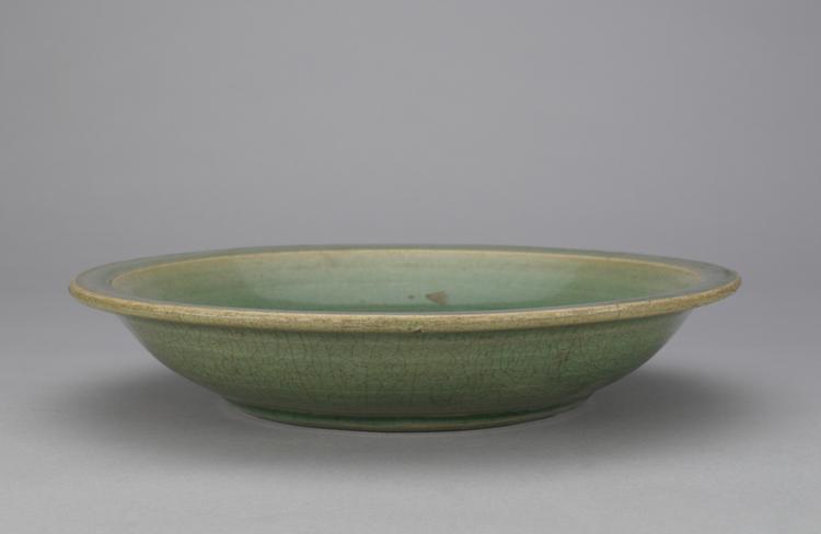 龙泉窑青釉刻牡丹纹折沿盘