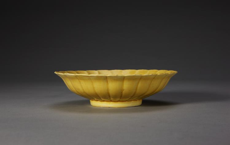 康熙款黄釉寿字暗划云龙纹莲瓣盘