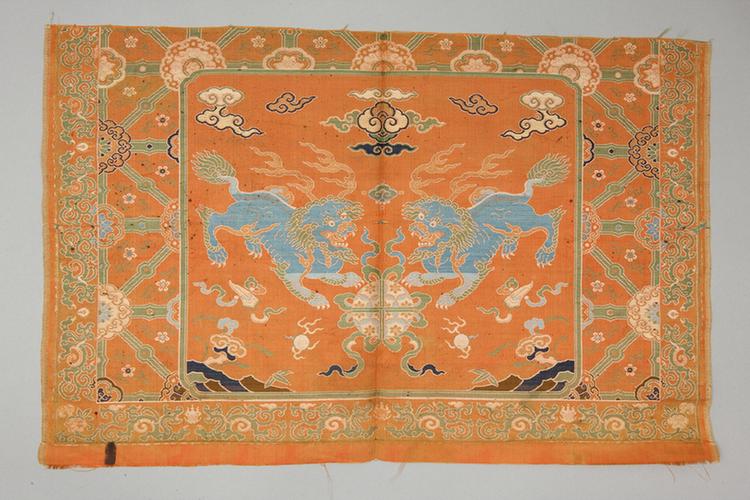 红色地双狮戏球纹锦