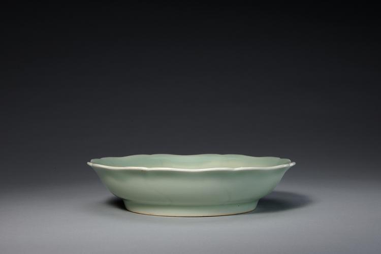 宣德款冬青釉葵花式盘