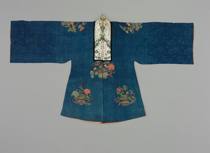 蓝色暗花绉绸缀盘金打籽绣八团花篮纹女帔