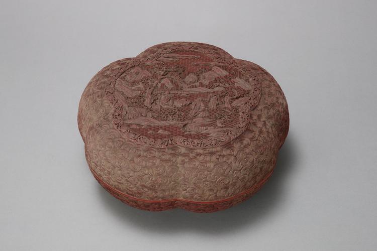 剔红山水人物图水纹边梅花式盒