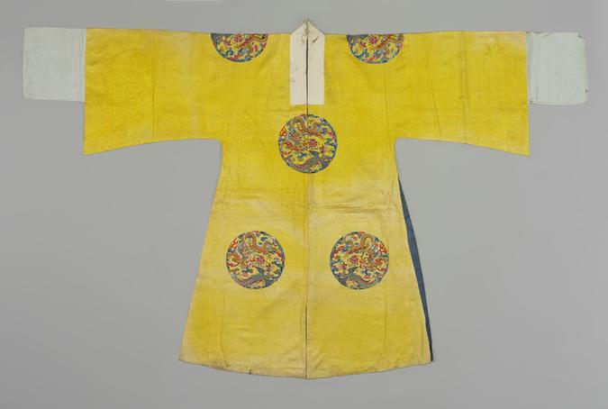 明黄色暗花绫缀绣十团龙凤呈祥纹男帔