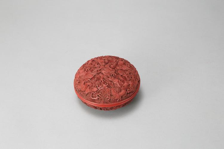 铅胎剔红双面九龙纹圆盒