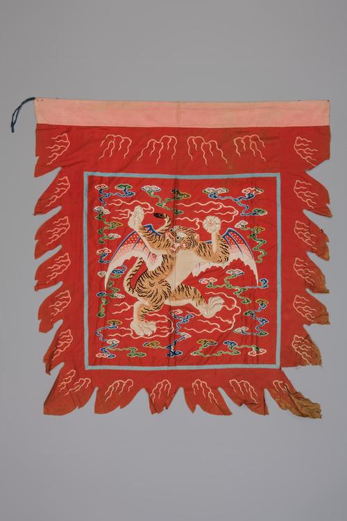红色纱绣云纹飞虎旗