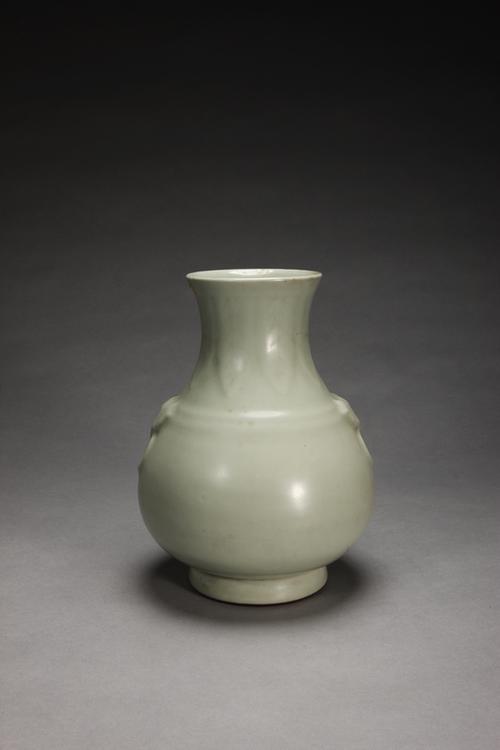 雍正款仿官釉铺首耳凸印莲瓣纹瓶